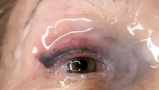 Orta yaşlı seksi kadın son derece yakın çekim göz orgazmı