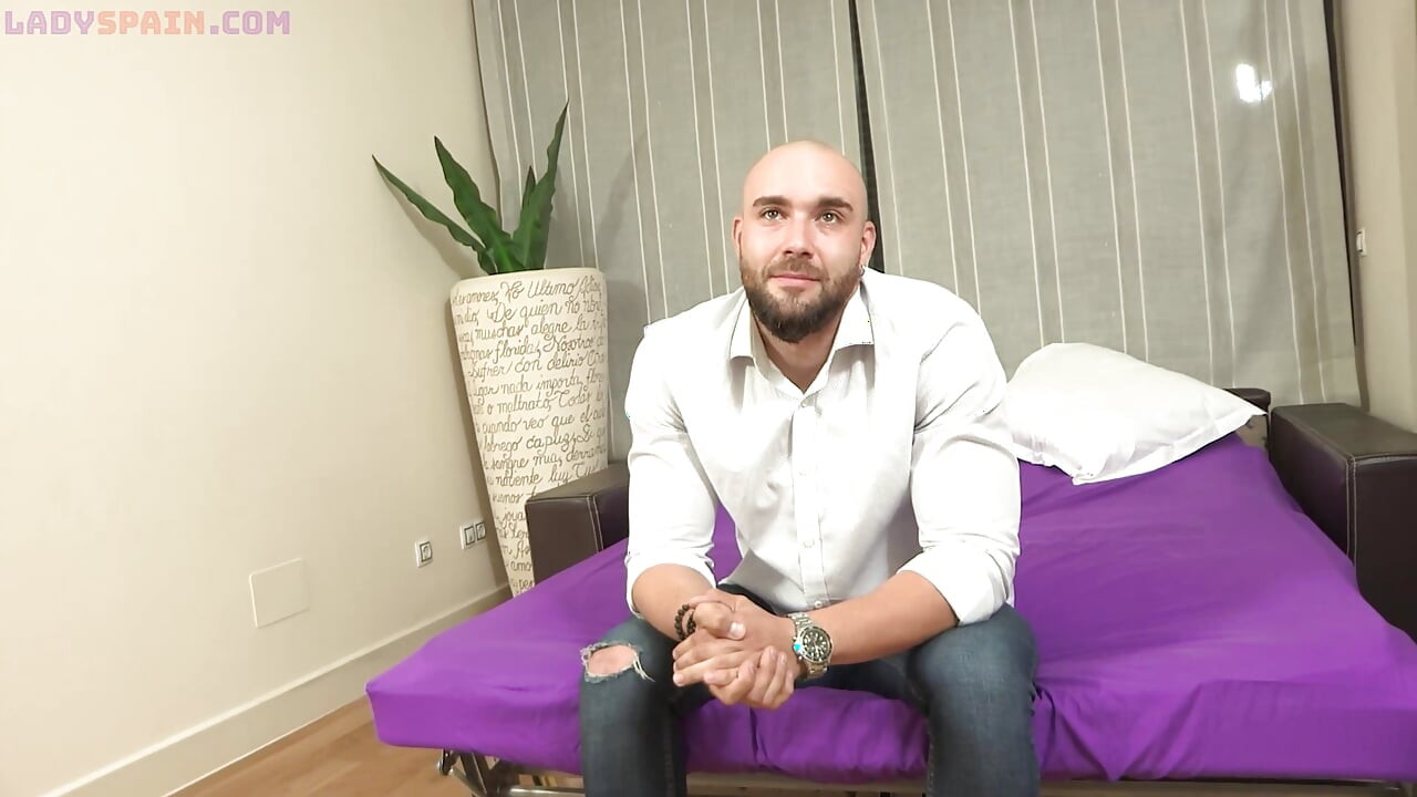 Tipul ăsta de clasă se fute cu prima lui femeie latino și ejaculează în gura ei. o lecție de umilință pentru el