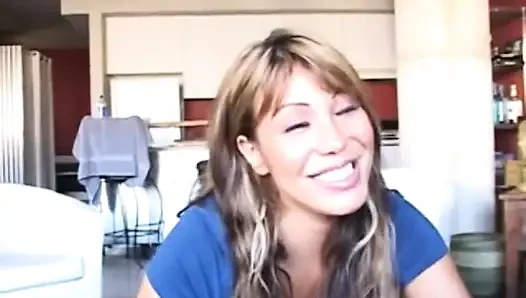 Asyalı ava devine oturma odasında dövmeleriyle sikişiyor