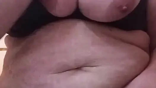 Amcık yakın çekimleri ve edepsiz konuşma ile mastürbasyon