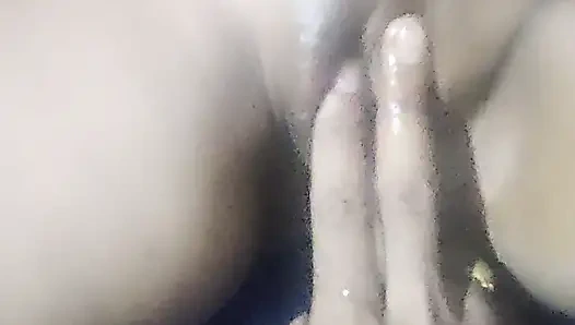 Üvey erkek arkadaşı amcığını üvey sevgilisine gösterdi ve masaj yaptırıyor