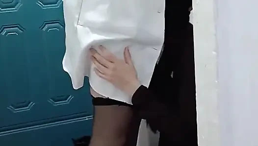 Dokter lesbian seksi crot di mulut pasiennya