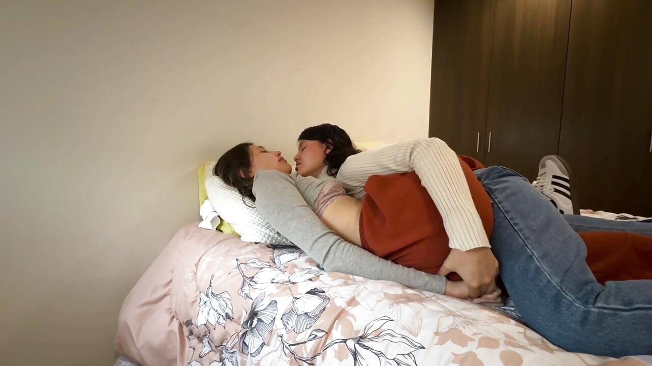 Cítil jsem se trochu unavený, ale moje lesbická bývalá přítelkyně mi dává své dlouhé prsty