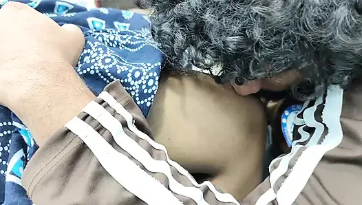 Desi çiftler tarafından ayak yalama romantizmi ile amcık öpücüğü