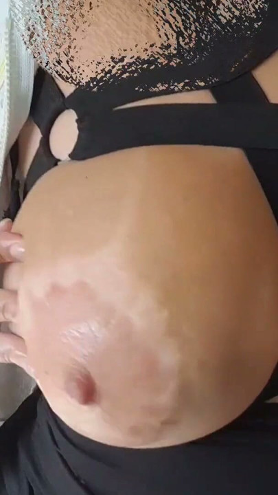 O curvă țâțoasă își mângâie mamelele uriașe unse cu ulei și își masturbează noul vibrator imaginându-și că este pula cărnoasă a fratelui ei vitreg | Clip 1