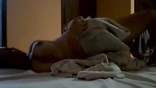 Замужняя Карина занимается сексом с незнакомцем без презерватива.