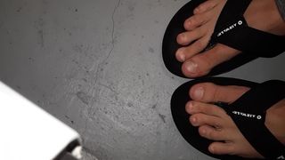 Em sandálias exibindo meus dedos do pé