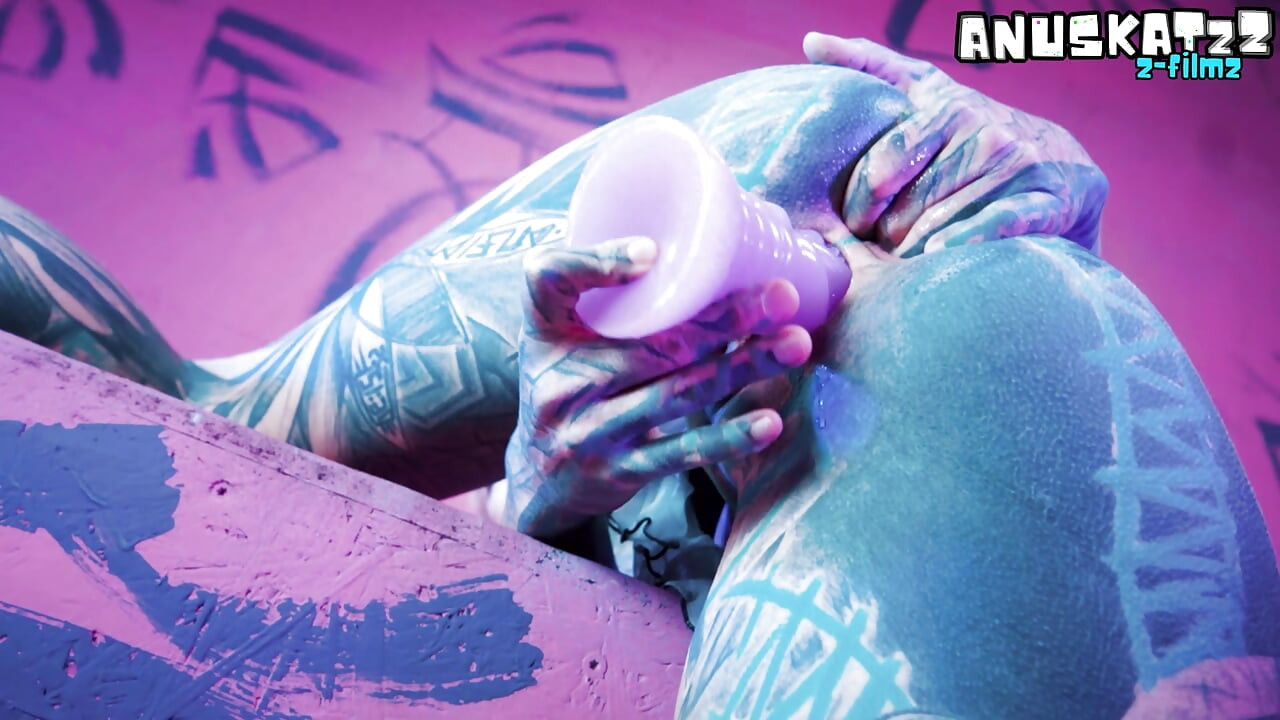 Pornstar de dreadhead tatuada ANAL follada después de masturbarse con un dildo