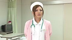 Hete Japanse verpleegster wordt in het ziekenhuisbed geneukt door een geile patiënt!
