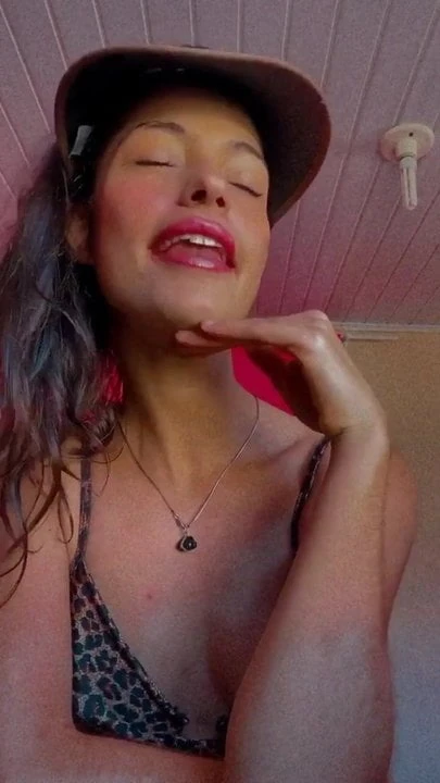 Atriz CynthiaSenek Rebolando De Biquini Fio Dental 2 2020 HD