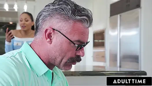 Khusus orang dewasa - lilith grace si cewek mesum menggunakan ponsel ibu tirinya untuk menggoda ayah tirinya dengan kaki dan video dildo