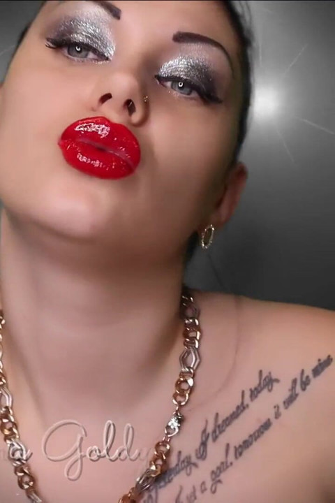Éjacule sur ton visage stupide en regardant mes lèvres rouges de jus ! JOI