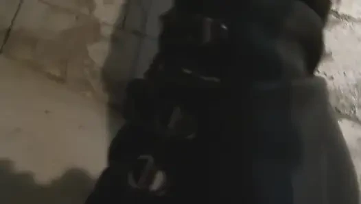 Budak seks ini memuja pantatku dengan ganas!