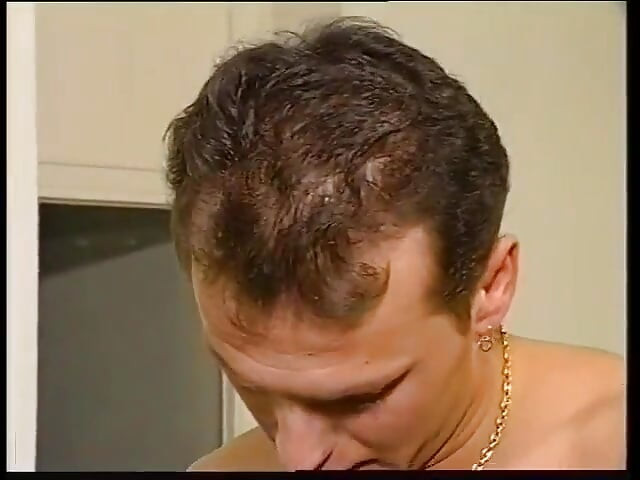 Peluda garota está saltando no pau grande de seu amante