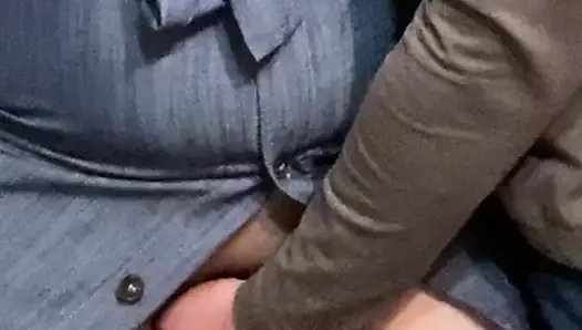 Старый извращенки трогают крошечную киску в метро