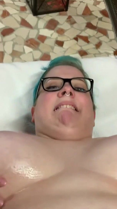Detik yang tidak dapat dilupakan dari "Minyak pada badan bengkung: Curvy Abby Strange berminyak sendiri dan dikongkek"