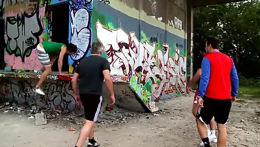 Cewek nakal rambut pirang lagi asik fingering dan scissoring chaos dengan ganas