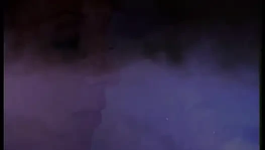 Büyük göğüslü sürtük delikanlının yarağına biniyor ve sonra içeride dölleniyor