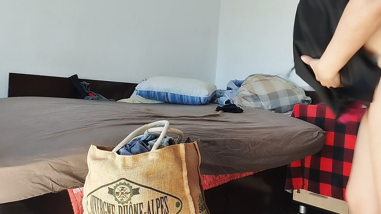 Seksi brineta isprobava najlonke