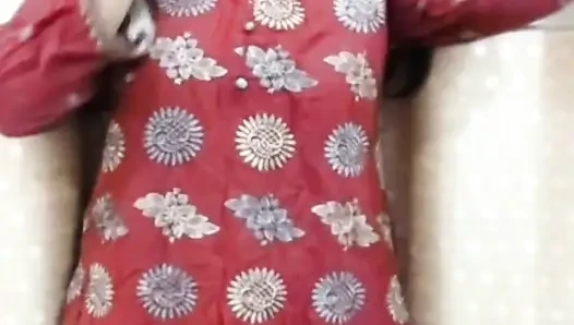 Hintli güzel kadın devar ji'sine göğüslerini ve amcığını gösteriyor