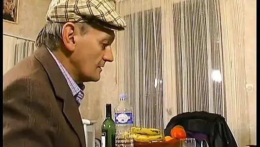 Satmak için her şeyi yapacak bir ev satıcısı.