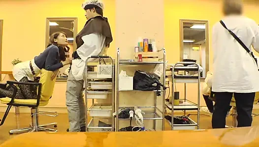 Салон, где зрительный контакт никогда не прекращается