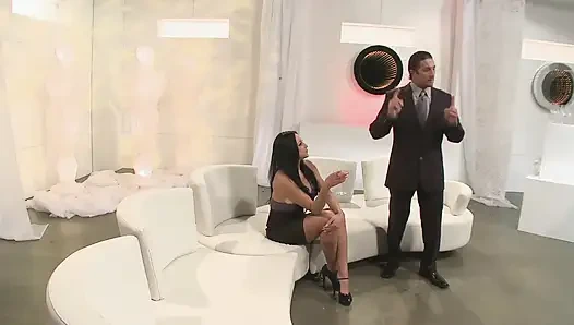İri göğüslü genç kız sert şeyler için yalvarıyor