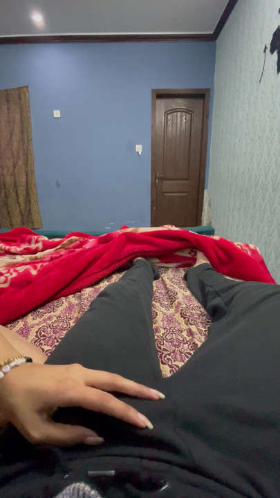 Зряла пакисатни красива съпруга си играе с моя кур, тя е възбудена в настроение