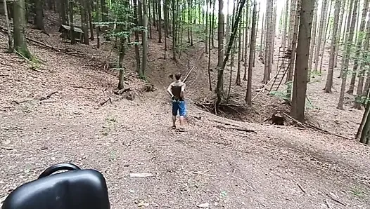 Ormanın ortasında kovalayan çekinmeden vahşi yaşam