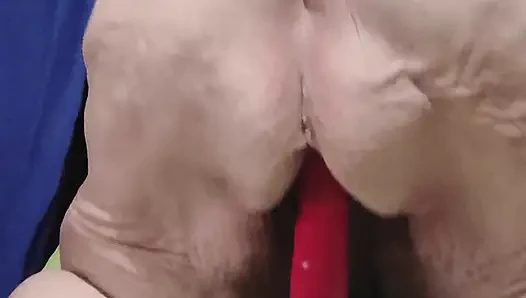 Fahişeler o uzun yarağa biniyor ve her şeyini veriyor