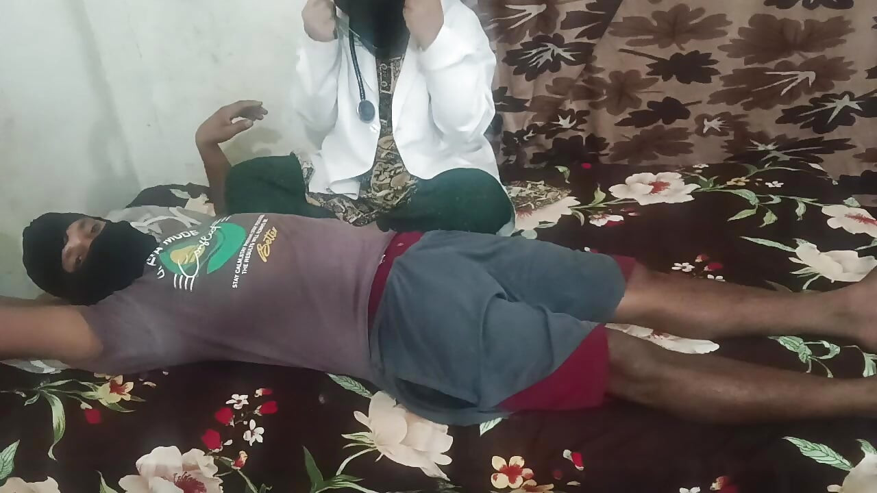 Ärztin checkt den patienten in seinem zimmer
