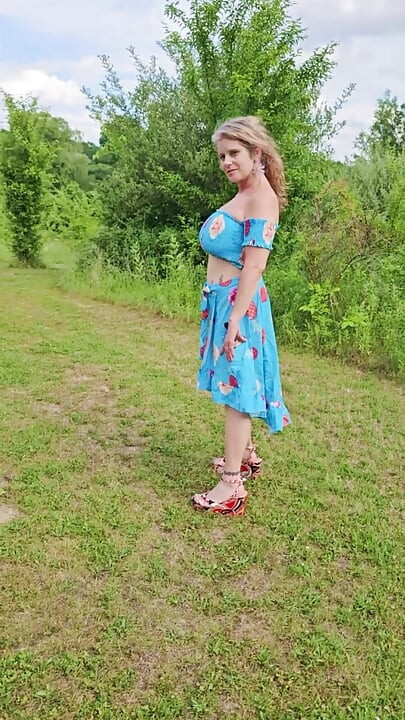 Real TOPLESS MOMMY Outside Mature MILF BIG TIT in the Sunshine