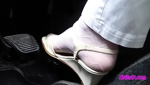 Nyllady fährt in wohnungen und wechselt ihre abgespritzten Füße in Sandalen