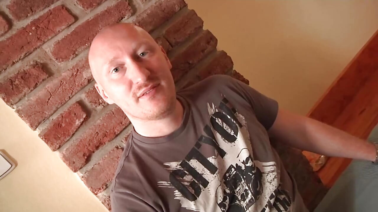 Glatka koža, male sise i želja za svršavanjem