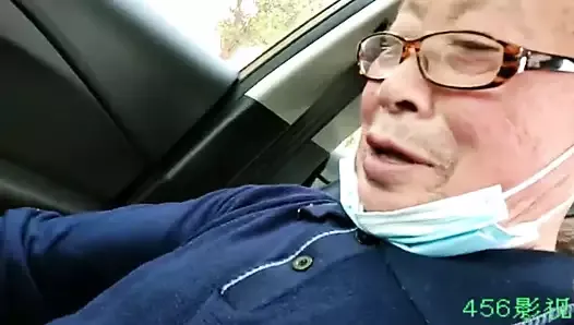 Азиатский дедушка получает дрочку в машине
