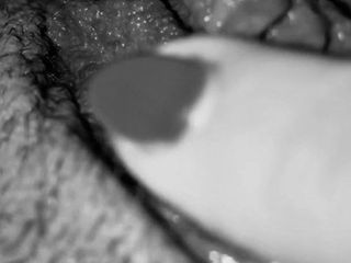 Close-up de buceta brincando (preto e branco)