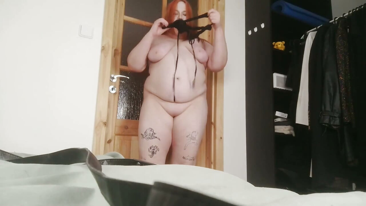 BBW Domme Venus Aurea belönar dig genom att sitta i ansiktet när du är kopplad