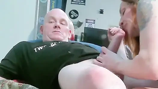 Girth Brooks Zoey Brooks tarafından harika sakso çekiyor