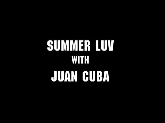 Seksikäs blondi lutka ottaa suihin työnnettyään kielensä kuubalaisten miesten perseeseen