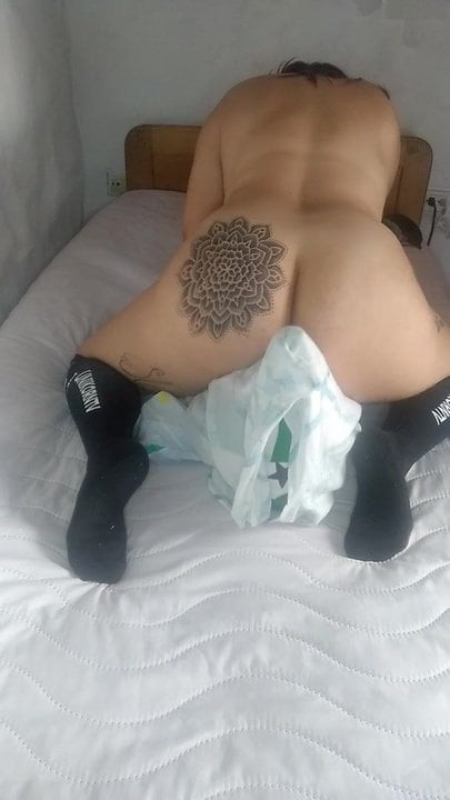 babe frotandose con la almohada consigue un gran orgasmo