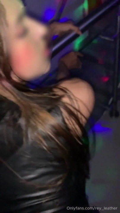 Hard sex med en søt jente på nattklubben | Klipp 1