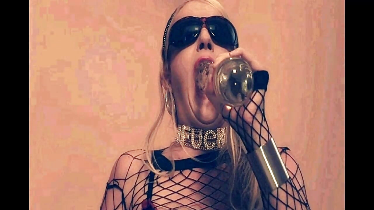 Perversa spel för slampig blond spermasprut i röven