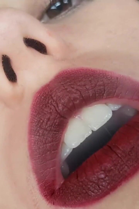 Ansigtsfetish og rygende cigar fra den smukke italienske pige