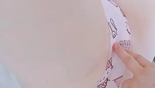 Masum amını büyük bir özenle kırıyor