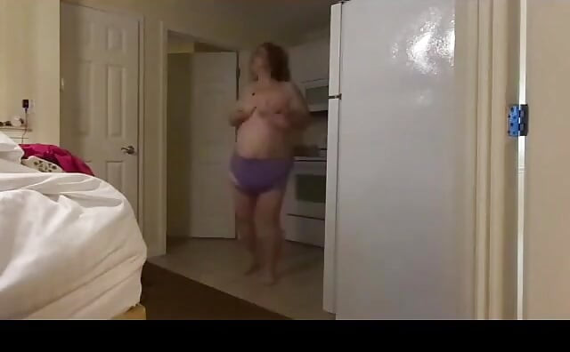 אחות SSBBW ויקי מתמתחת בחדר השינה שלה