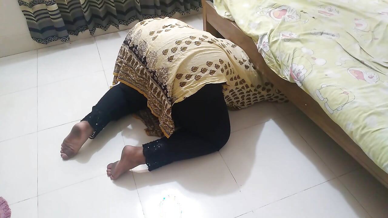 My Stepmother Got Stuck Under the Bed Then I Fuck Her Comfortably - and I Give Something Behind