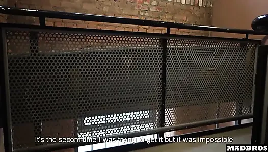 Büyük götlü sarışın Amerikalı kız cihazımı kırdığı için anal ve çifte penetrasyonla sikiliyor!!