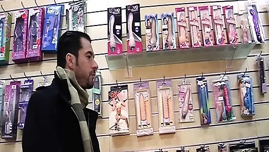 Эта французская крошка делает все возможное, чтобы заставить его кончить в любительском видео