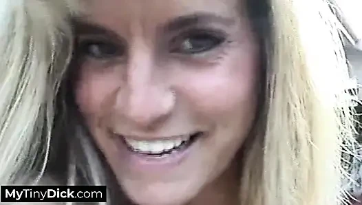 Eine sexy blonde MILF lutscht an seinem erbärmlichen kleinen schwanz