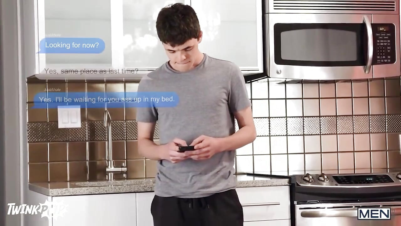 TWINKPOP - Troye Dean musi się ostro bić. Pisze sms-a, mówiąc domowi, że poczeka na tyłek w łóżku